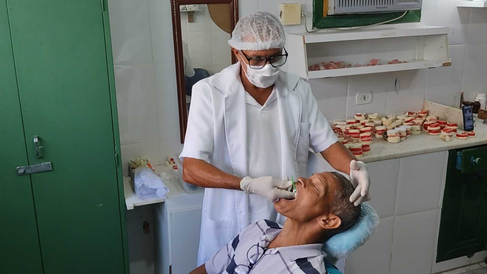 Camacã: Programa Sorria Camacã fornece gratuitamente mais de 50 próteses dentárias mensalmente para a população